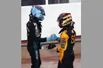Foto zur News: Oscar Piastri (McLaren) und George Russell (Mercedes)