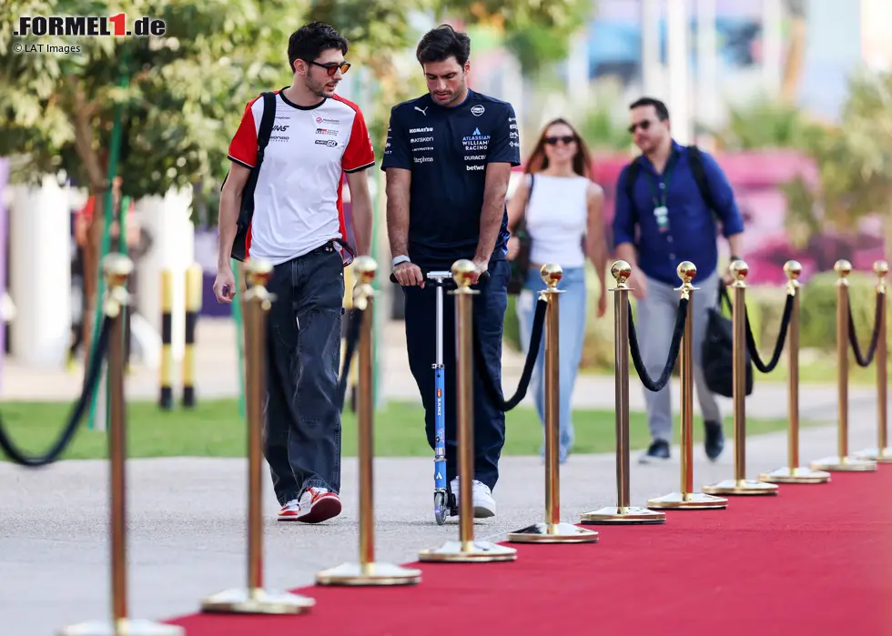 Foto zur News: Esteban Ocon (Haas) und Carlos Sainz (Williams)
