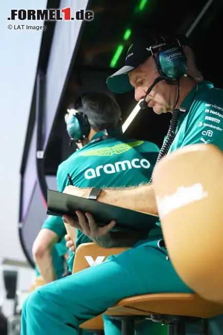 Foto zur News: Adrian Newey (Aston Martin) am Kommandostand mit Notizbuch