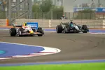 Foto zur News: Liam Lawson (Racing Bulls) und George Russell (Mercedes)