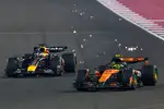 Foto zur News: Lando Norris (McLaren) und Max Verstappen (Red Bull)