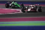 Foto zur News: Esteban Ocon (Haas) und Nico Hülkenberg (Sauber)