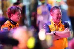 Foto zur News: Oscar Piastri (McLaren) und Zak Brown