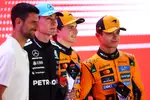 Foto zur News: Oscar Piastri (McLaren), George Russell (Mercedes) und Lando Norris (McLaren)