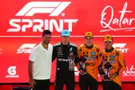 Foto zur News: Oscar Piastri (McLaren), George Russell (Mercedes), Lando Norris (McLaren) und Mark Thompson