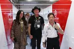 Foto zur News: James Hetfield von Metallica mit Ayao Komatsu (Haas)