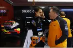 Foto zur News: Oscar Piastri (McLaren) und Zak Brown