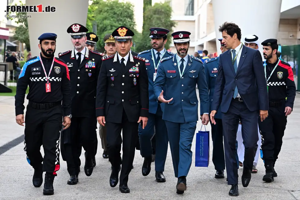 Foto zur News: Militärangehörige im Formel-1-Fahrerlager in Katar