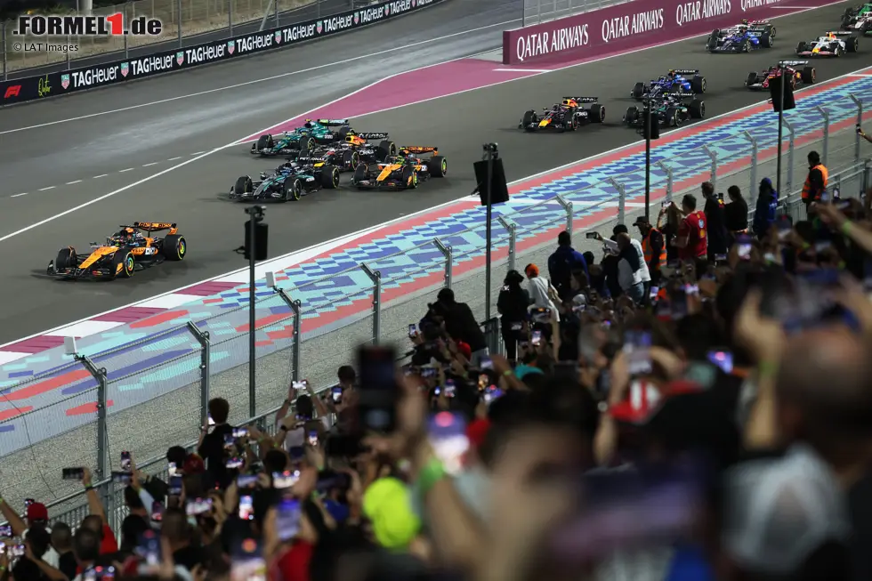 Foto zur News: Oscar Piastri (McLaren) und George Russell (Mercedes)