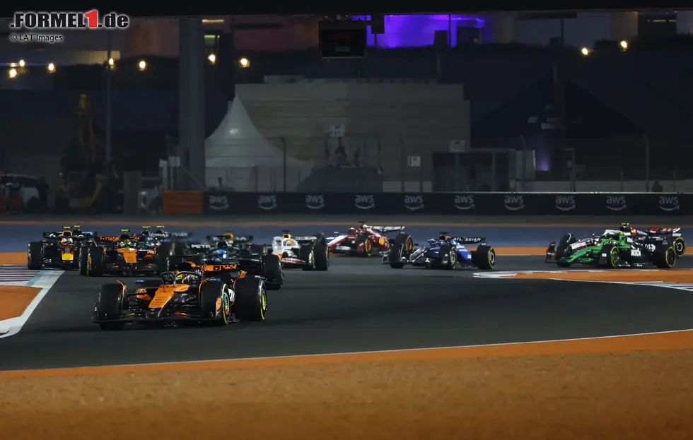 Foto zur News: Oscar Piastri (McLaren), George Russell (Mercedes) und Lando Norris (McLaren)