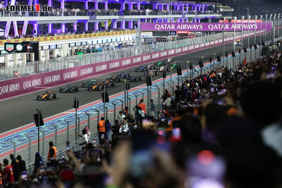 Foto zur News: Oscar Piastri (McLaren) und George Russell (Mercedes)