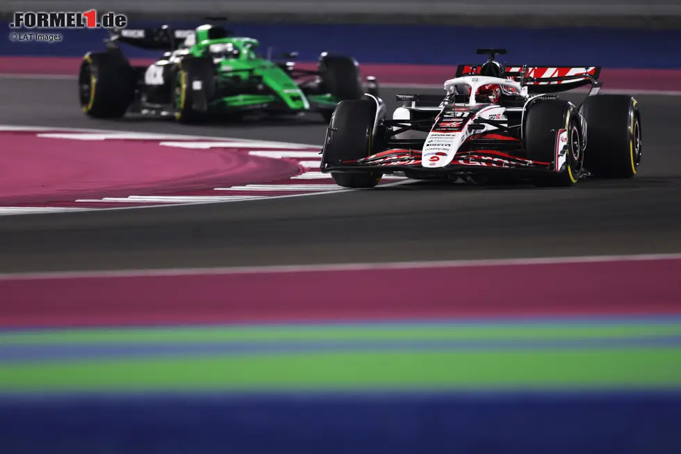 Foto zur News: Esteban Ocon (Haas) und Nico Hülkenberg (Sauber)
