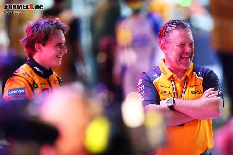 Foto zur News: Oscar Piastri (McLaren) und Zak Brown