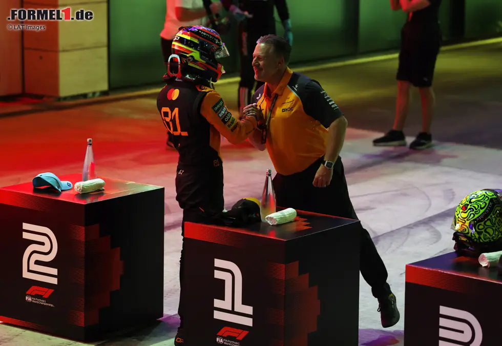 Foto zur News: Oscar Piastri (McLaren) und Zak Brown