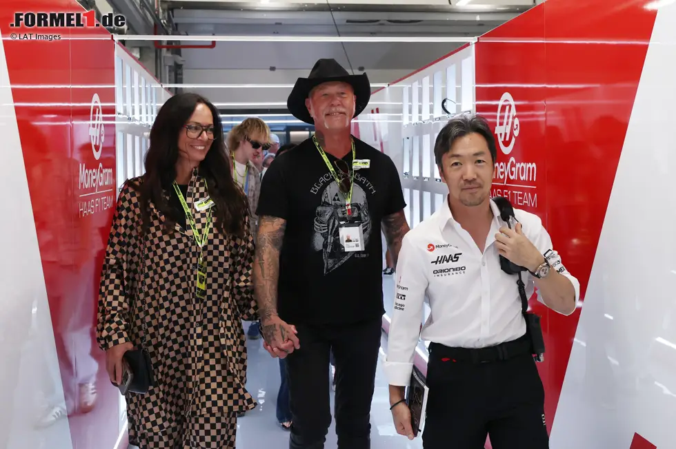 Foto zur News: James Hetfield von Metallica mit Ayao Komatsu (Haas)