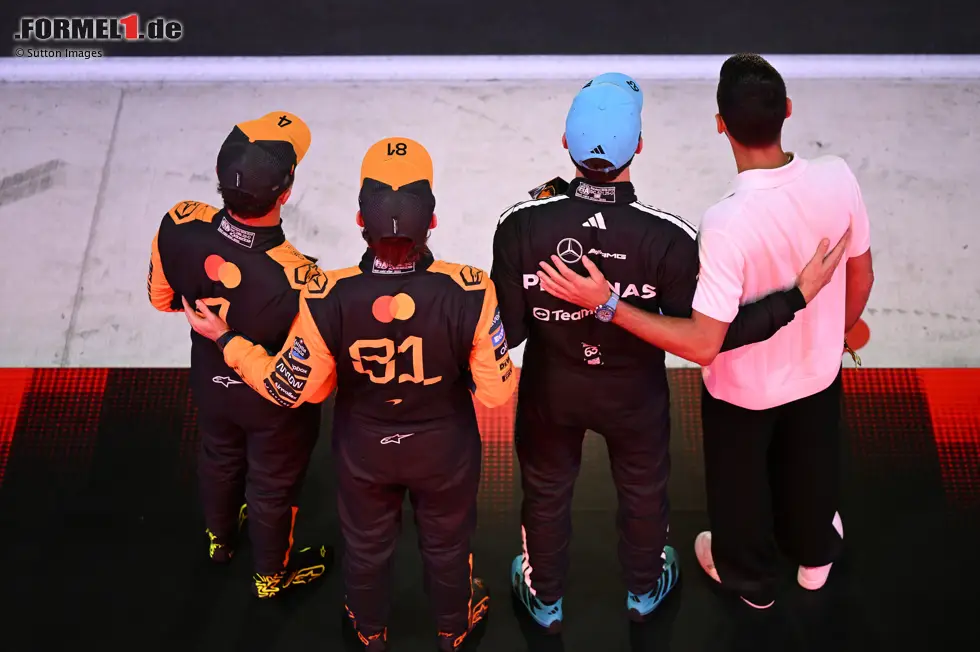 Foto zur News: Oscar Piastri (McLaren), George Russell (Mercedes) und Lando Norris (McLaren)