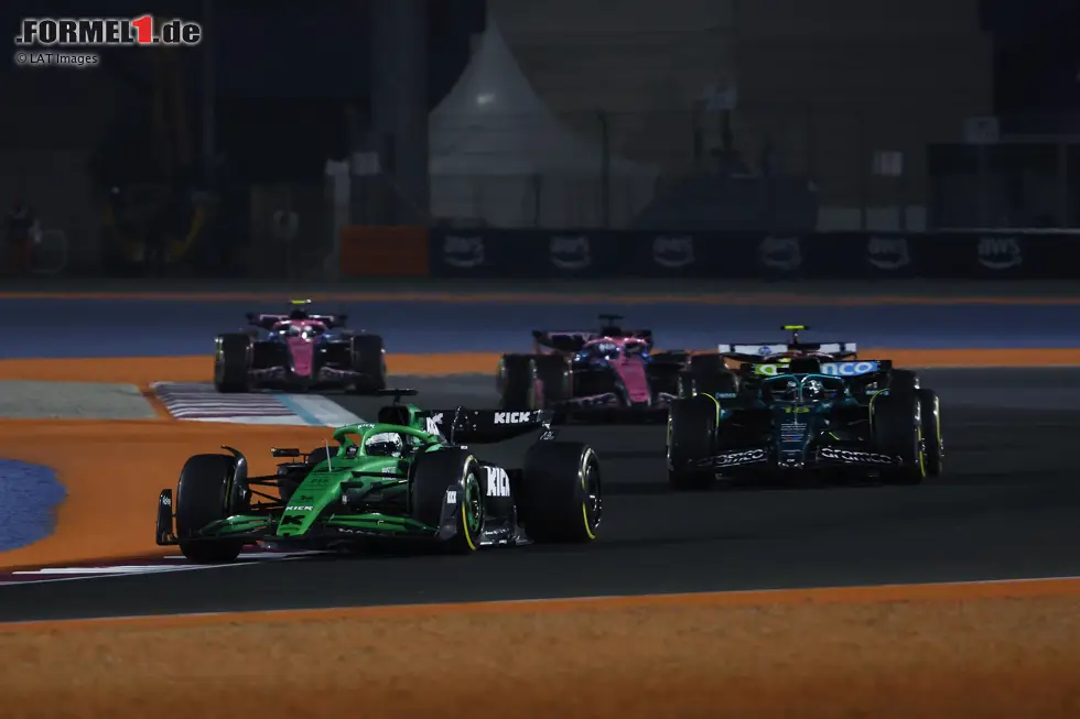 Foto zur News: Nico Hülkenberg (Sauber), Lance Stroll (Aston Martin) und Lewis Hamilton (Ferrari)