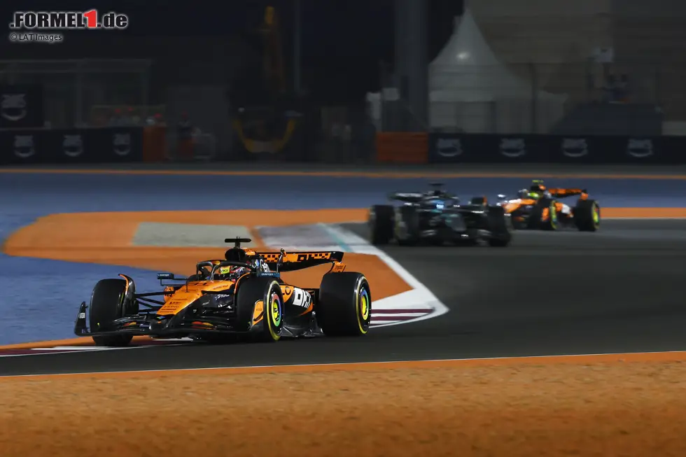 Foto zur News: Oscar Piastri (McLaren), George Russell (Mercedes) und Lando Norris (McLaren)