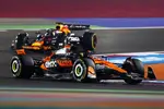 Foto zur News: Oscar Piastri (McLaren) und Max Verstappen (Red Bull)