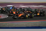 Foto zur News: Oscar Piastri (McLaren), Max Verstappen (Red Bull) und Lando Norris (McLaren)