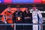 Foto zur News: Max Verstappen (Red Bull), Oscar Piastri (McLaren) und Carlos Sainz (Williams)