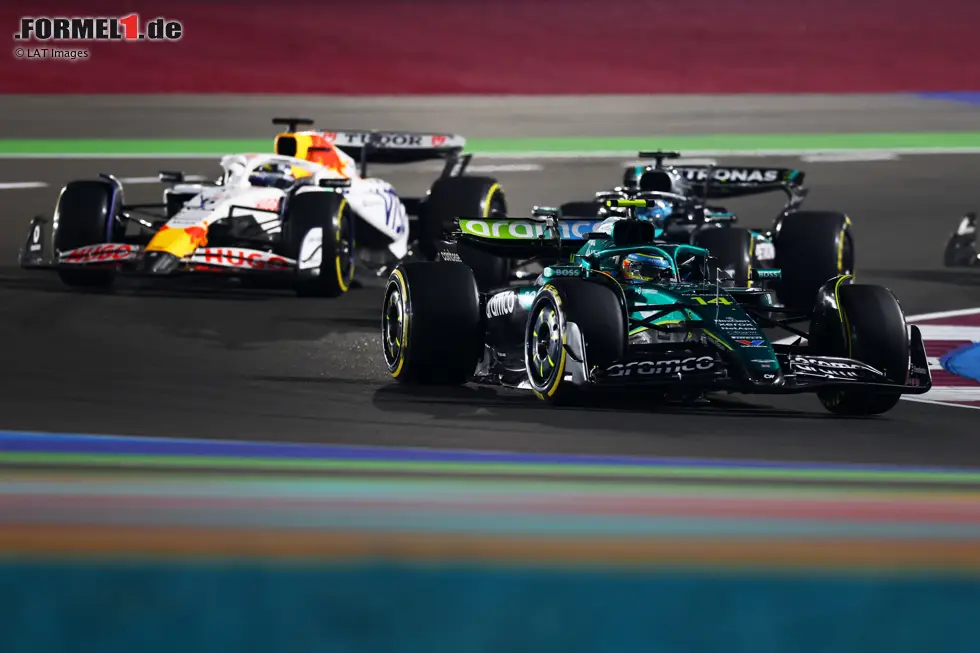 Foto zur News: Fernando Alonso (Aston Martin) und Isack Hadjar (Racing Bulls)