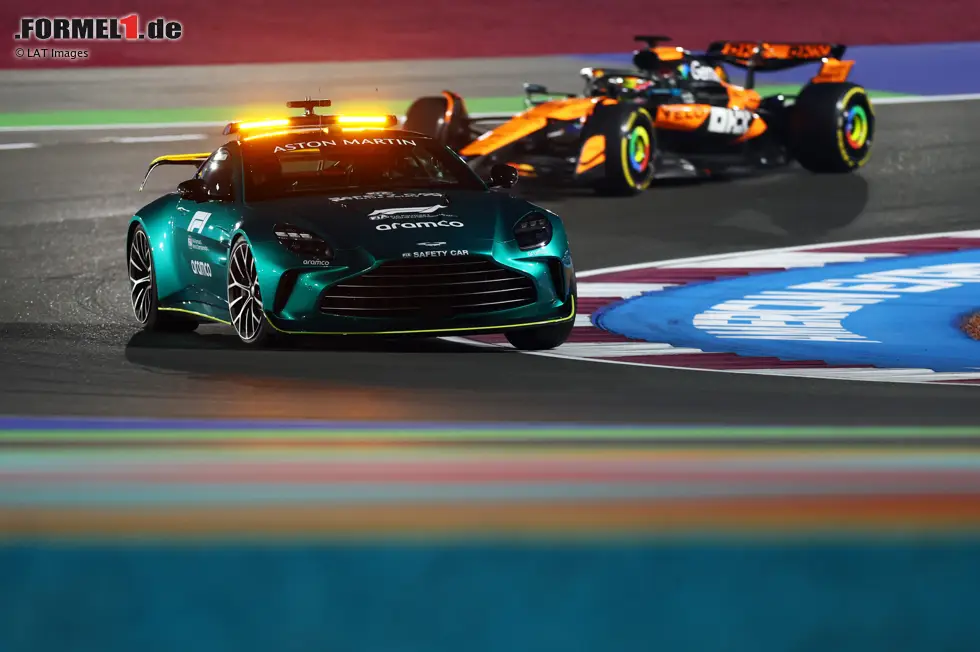 Foto zur News: Oscar Piastri (McLaren) hinter dem Safety-Car