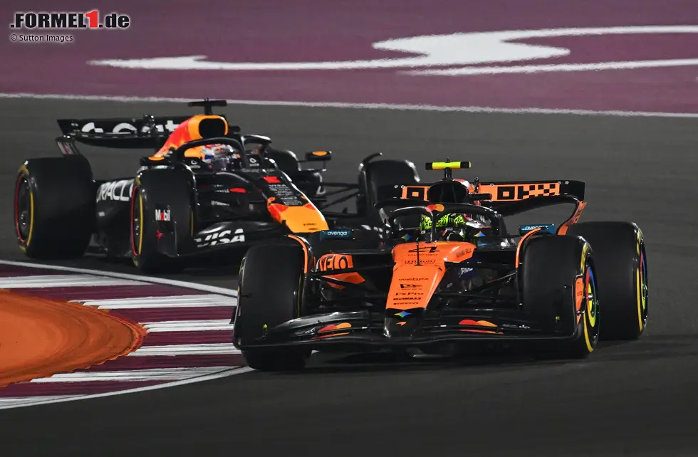 Foto zur News: Lando Norris (McLaren) und Max Verstappen (Red Bull)
