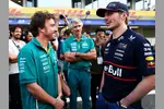 Foto zur News: Fernando Alonso (Aston Martin) und Max Verstappen (Red Bull)