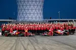 Foto zur News: Ferrari-Gruppenbild in Abu Dhabi