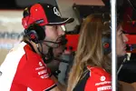 Foto zur News: Esteban Ocon (Haas) mit Laura Müller