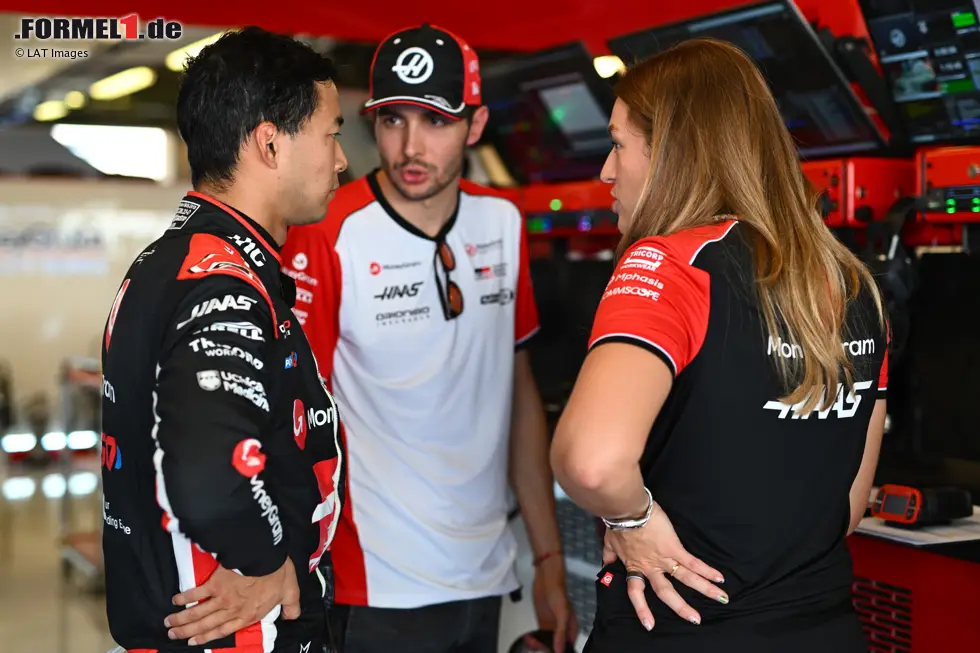 Foto zur News: Ryo Hirakawa, und Esteban Ocon (Haas) und Laura Müller