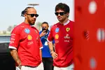 Foto zur News: Lewis Hamilton (Ferrari) und Charles Leclerc (Ferrari)