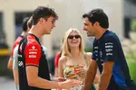Foto zur News: Oliver Bearman (Haas) und Carlos Sainz (Williams)