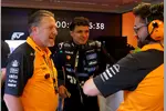 Foto zur News: Lando Norris (McLaren) und Zak Brown