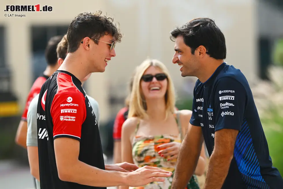 Foto zur News: Oliver Bearman (Haas) und Carlos Sainz (Williams)