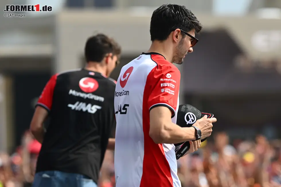Foto zur News: Oliver Bearman (Haas) und Esteban Ocon (Haas)