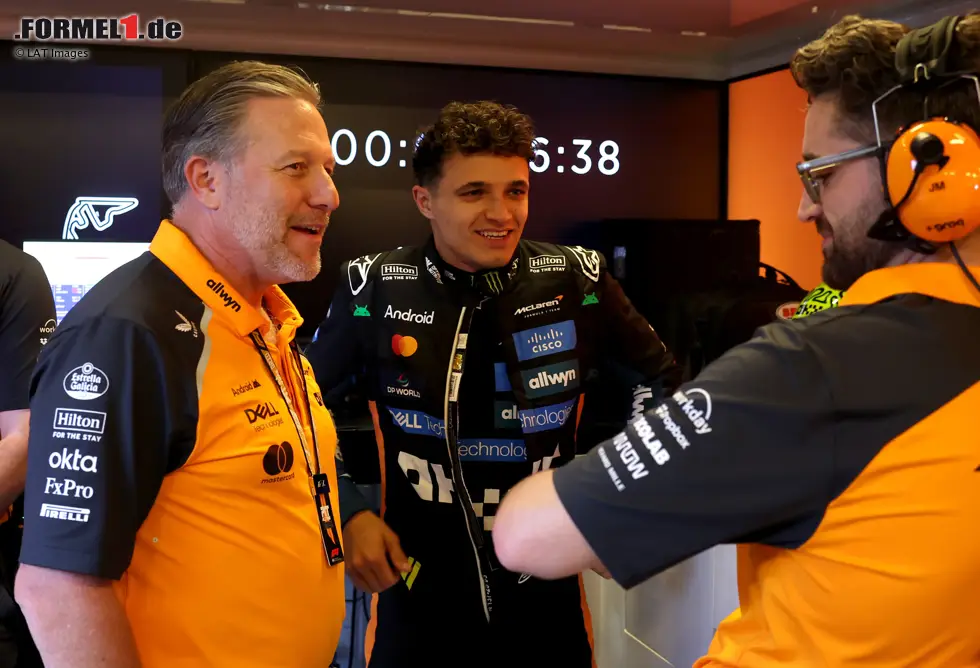 Foto zur News: Lando Norris (McLaren) und Zak Brown