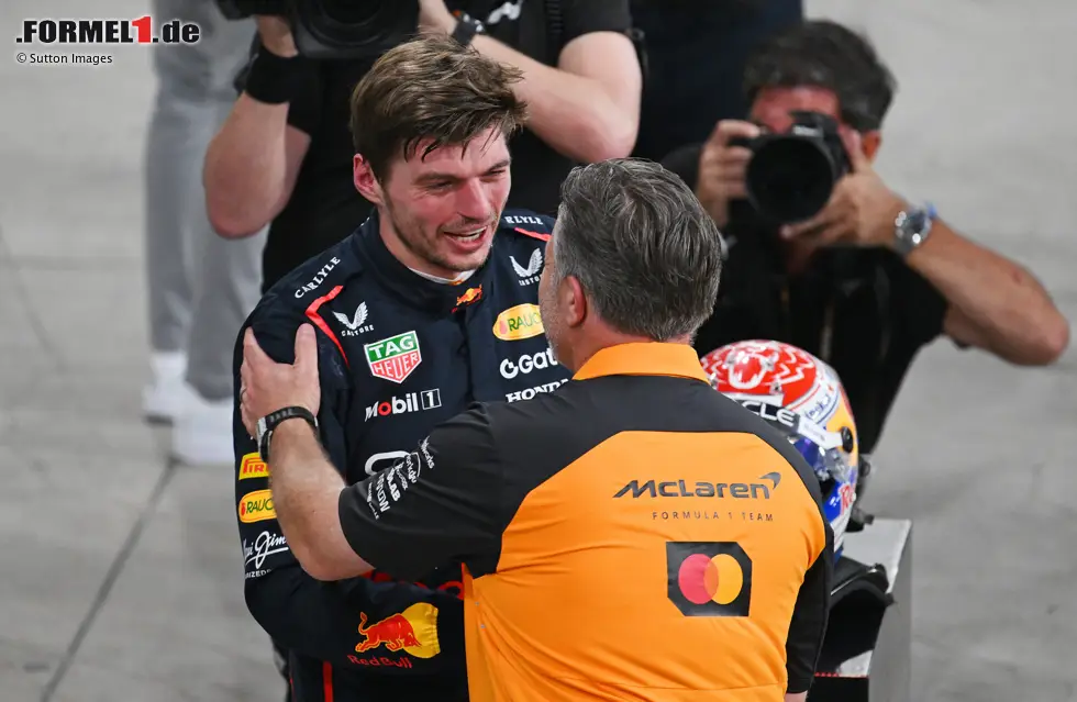 Foto zur News: Max Verstappen (Red Bull) und Zak Brown
