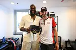 Foto zur News: Winston Duke und Esteban Ocon (Haas)