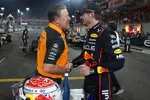 Foto zur News: Zak Brown und Max Verstappen (Red Bull)