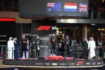 Foto zur News: Max Verstappen (Red Bull), Oscar Piastri (McLaren) und Lando Norris (McLaren)