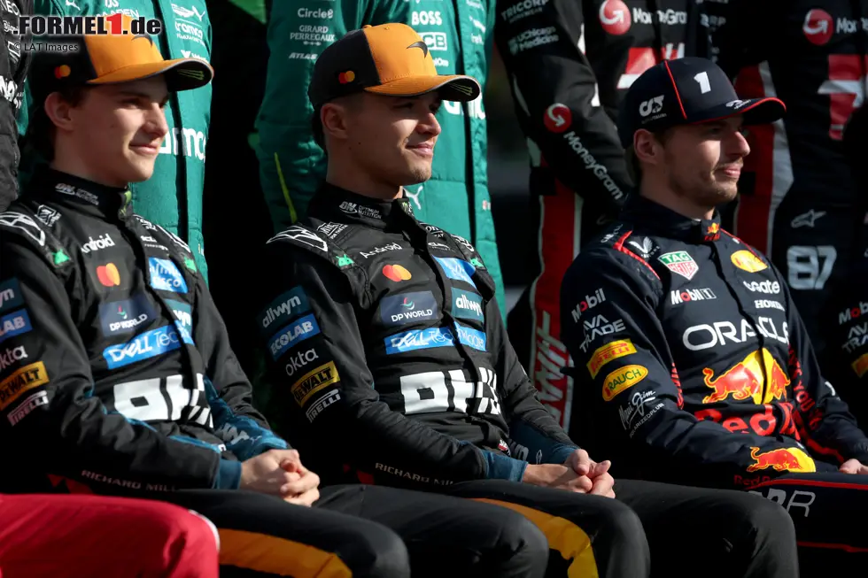 Foto zur News: Oscar Piastri (McLaren), Lando Norris (McLaren) und Max Verstappen (Red Bull)