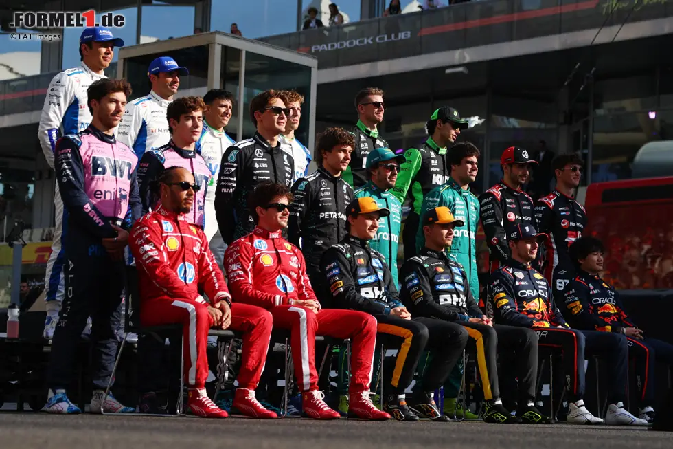 Foto zur News: Gruppenfoto der Fahrer