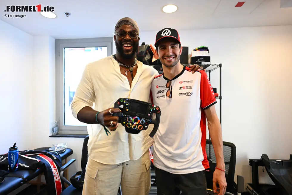 Foto zur News: Winston Duke und Esteban Ocon (Haas)