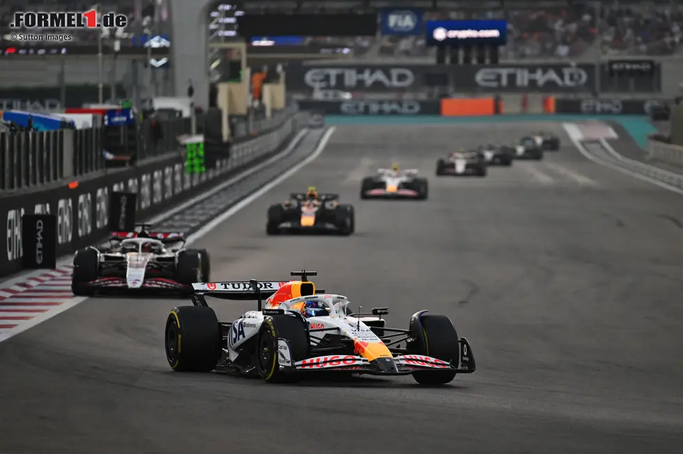 Foto zur News: Isack Hadjar (Racing Bulls) und Esteban Ocon (Haas)