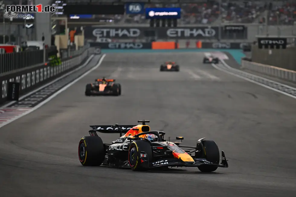 Foto zur News: Max Verstappen (Red Bull) und Oscar Piastri (McLaren)