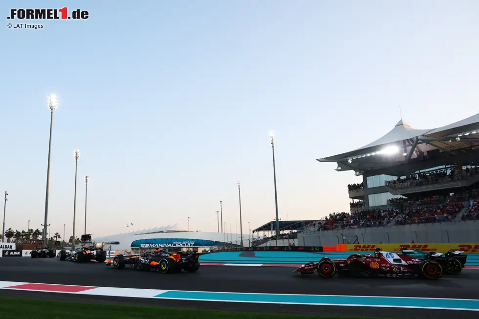 Foto zur News: Max Verstappen (Red Bull), Lando Norris (McLaren), Oscar Piastri (McLaren) und Charles Leclerc (Ferrari)