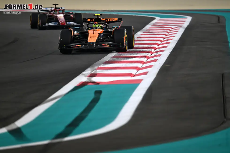 Foto zur News: Lando Norris (McLaren) und Charles Leclerc (Ferrari)