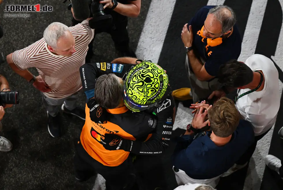 Foto zur News: Lando Norris (McLaren) und Zak Brown